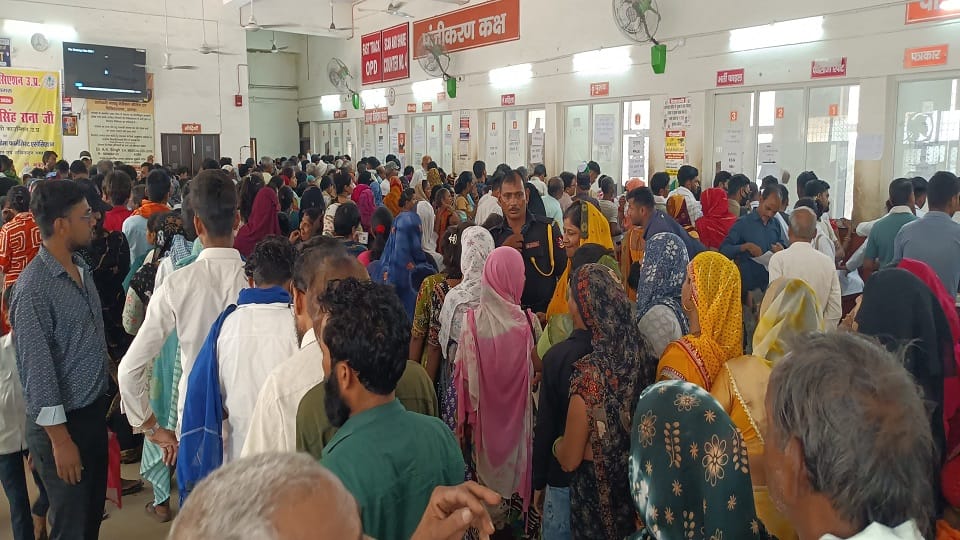 Crowds of patients throng SN Medical College in agra