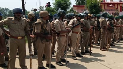 गांव में तैनात पुलिस फोर्स।
