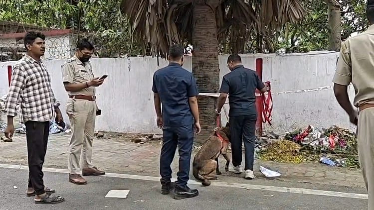Bihar News : मंत्री आवास के पास मिले युवती के शव की हुई पहचान, परिजनों ने कहा- दुष्कर्म के बाद की गई है हत्या