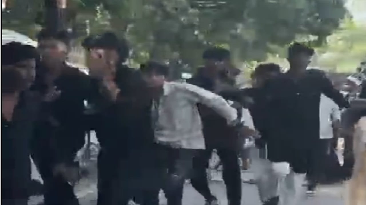 हंगामा करते लोग