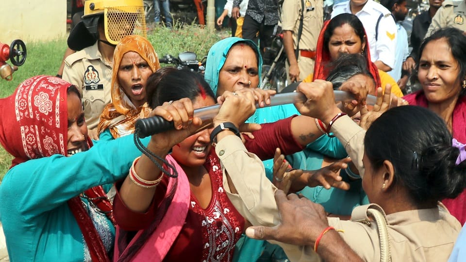 Death in jail: Clash and scuffle with police at post-mortem house, jammed at Jaji intersection