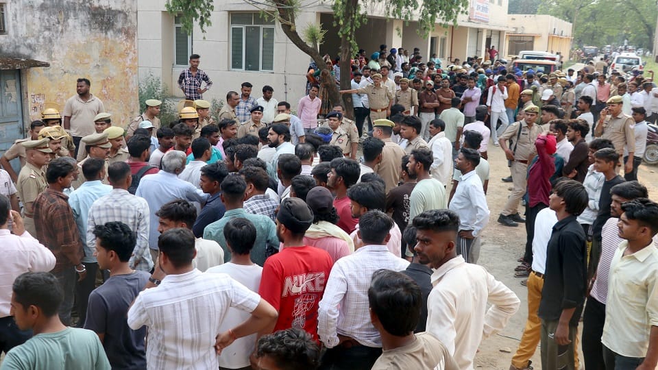 Death in jail: Clash and scuffle with police at post-mortem house, jammed at Jaji intersection