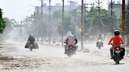 Prayagraj News: This is Prayagraj, the pits of disrepair pose a threat to life, the flying dust is heavy on
