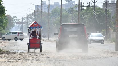 Prayagraj News: This is Prayagraj, the pits of disrepair pose a threat to life, the flying dust is heavy on