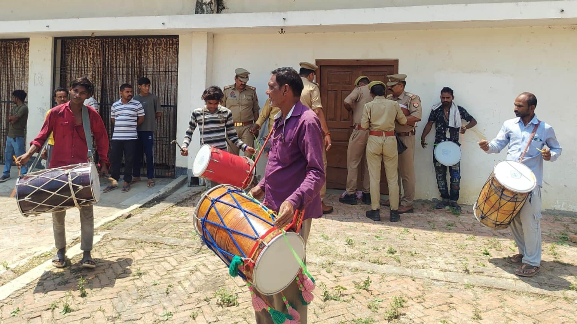 माफिया ध्रुव सिंह की ‘बड़ी हवेली’ कुर्क करती टीम।