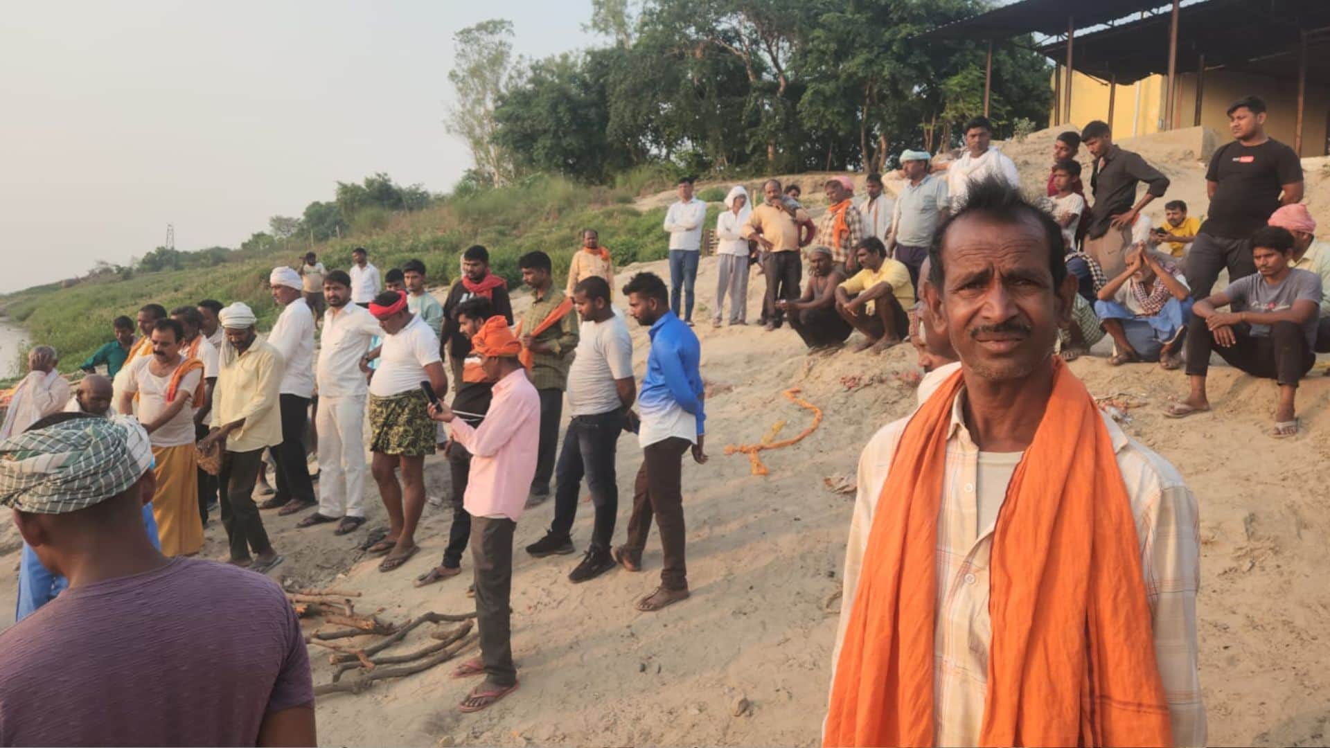 Young Man Murdered on Train Elderly Father Lights Funeral Pyre of Young Son in ghazipur