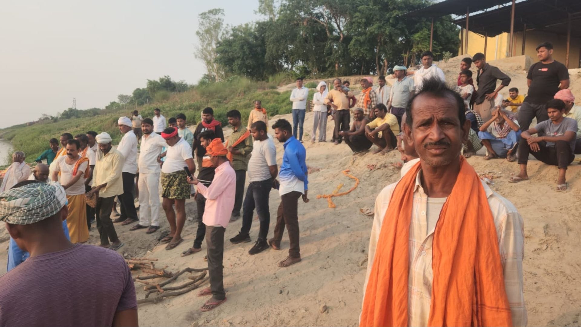 Young Man Murdered on Train Elderly Father Lights Funeral Pyre of Young Son in ghazipur