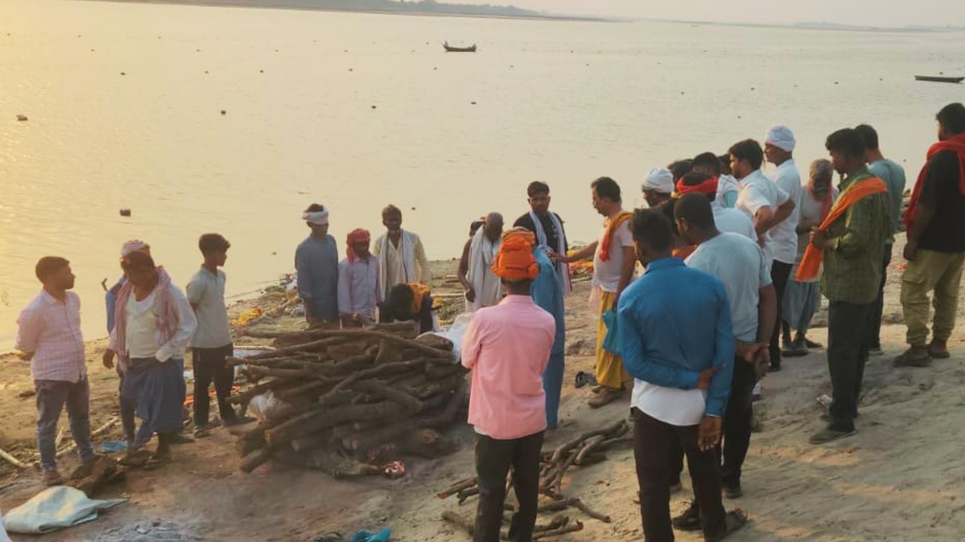 Young Man Murdered on Train Elderly Father Lights Funeral Pyre of Young Son in ghazipur
