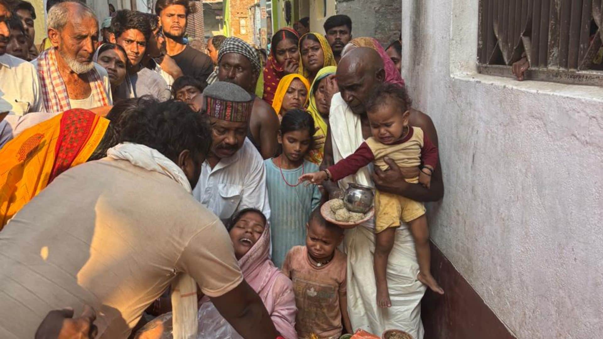 Young Man Murdered on Train Elderly Father Lights Funeral Pyre of Young Son in ghazipur