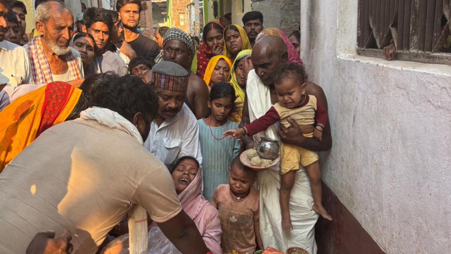 Young Man Murdered on Train Elderly Father Lights Funeral Pyre of Young Son in ghazipur