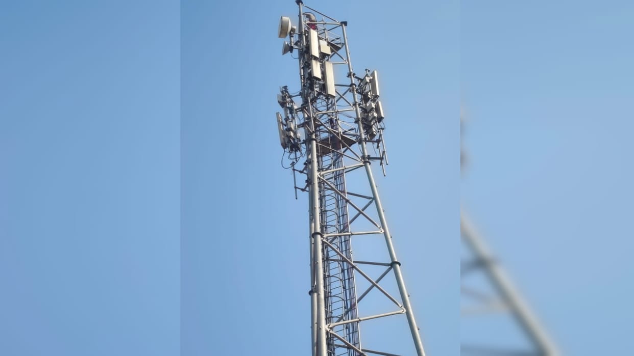 girl climbed a tower due to a land dispute, drama continued for four hours, police and NDRF team arrived.