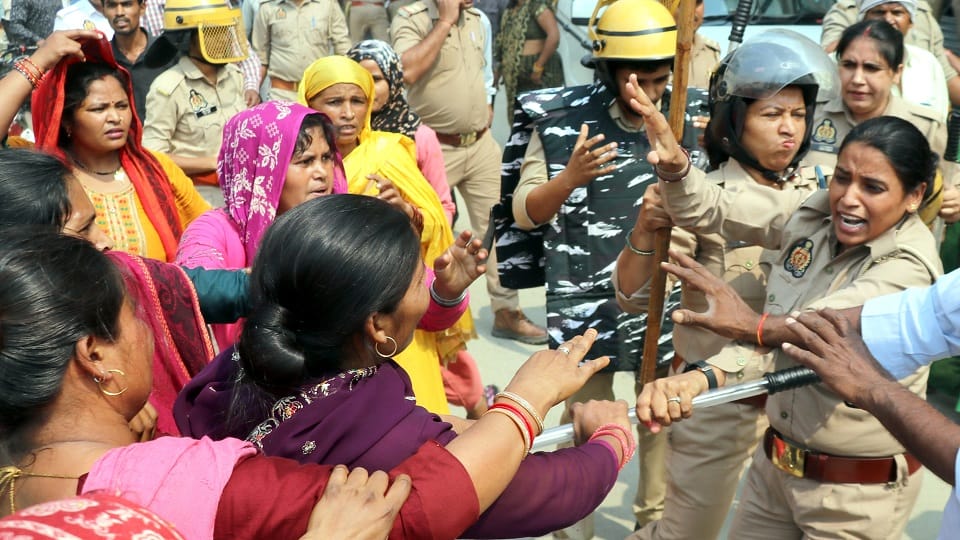 Death in jail: Clash and scuffle with police at post-mortem house, jammed at Jaji intersection