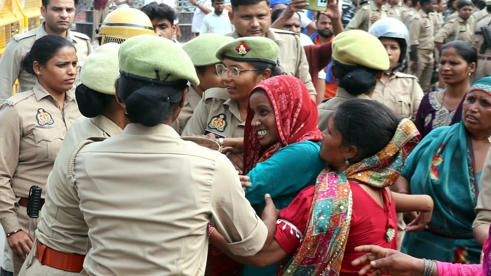 Death in jail: Clash and scuffle with police at post-mortem house, jammed at Jaji intersection