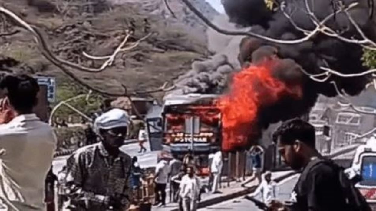 Salumber: Massive Fire Breaks Out in Moving Sleeper Bus, Passengers Escape Safely; Short Circuit Suspected