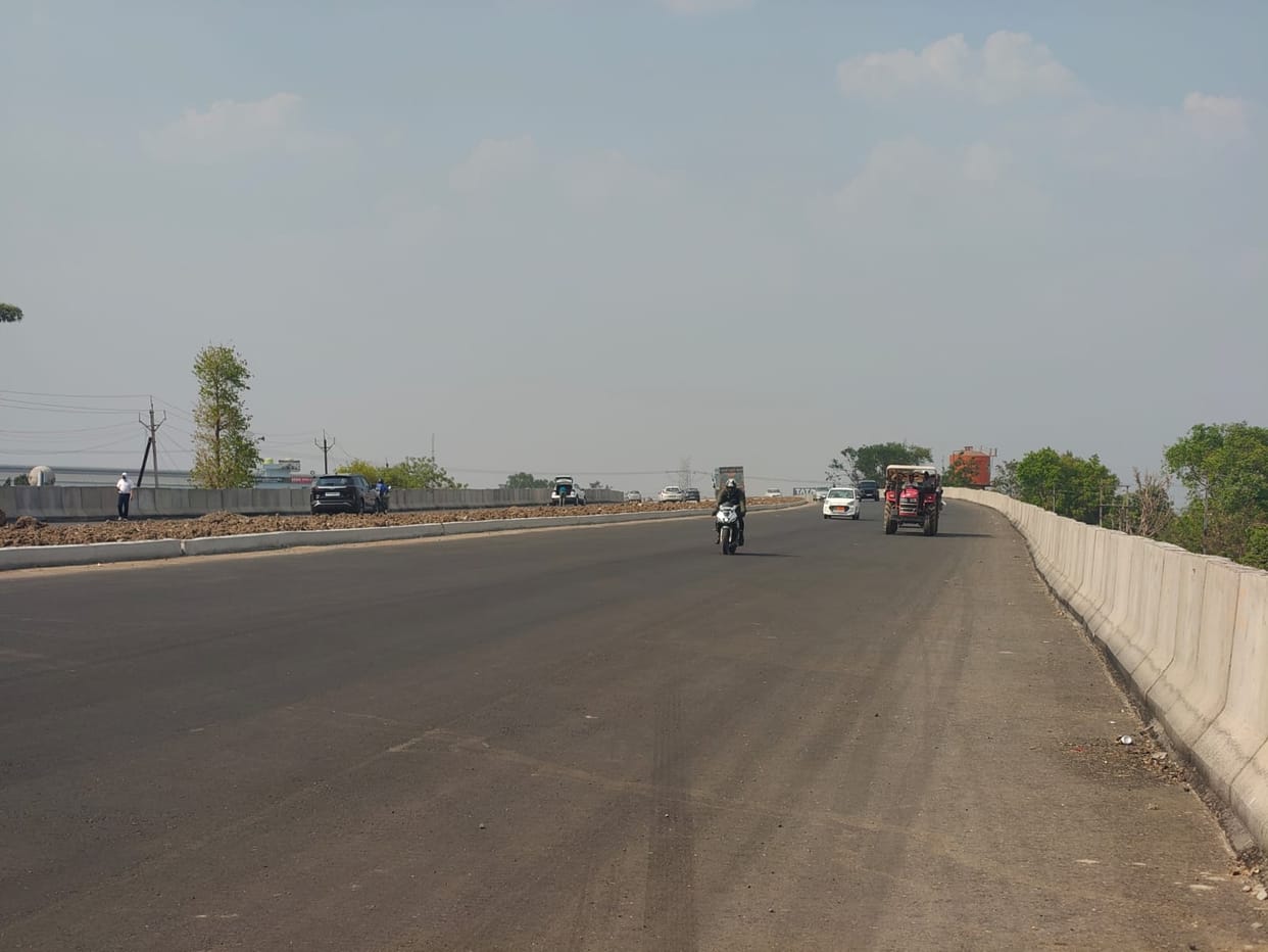 Indore: Traffic started from the bridge on the road that took three people due to traffic jam in Indore.