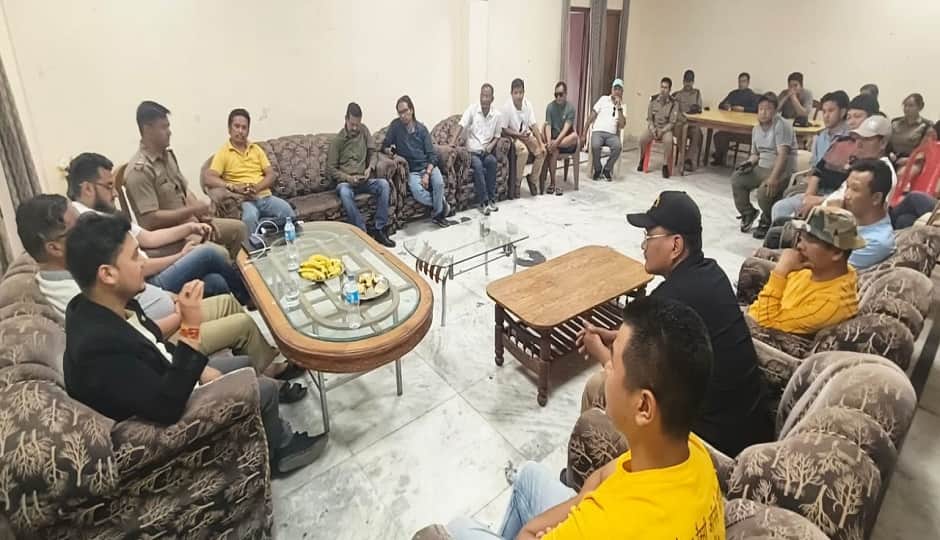 धारचूला में आयोजित बैठक में मौजूद अधिकारी और टैक्सी यूनियन के पदाधिकारी।