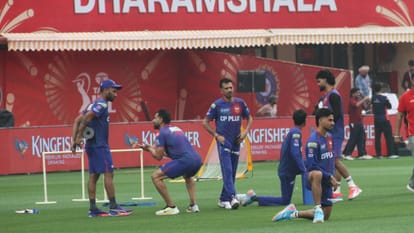 धर्मशाला क्रिकेट स्टेडियम में अभ्यास के दौरान वार्मअप होते हुए पंजाब किंग्स के खिलाड़ी।
