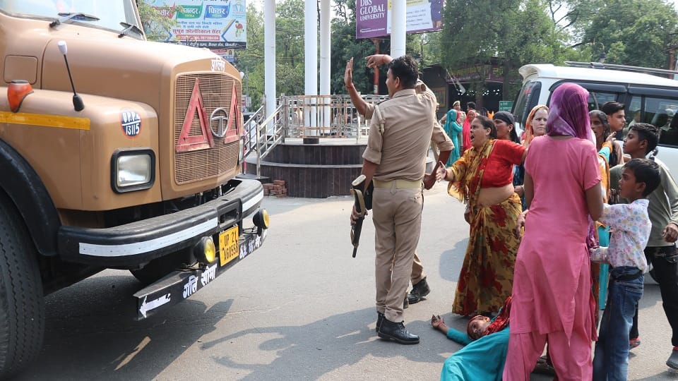 Death in jail: Clash and scuffle with police at post-mortem house, jammed at Jaji intersection