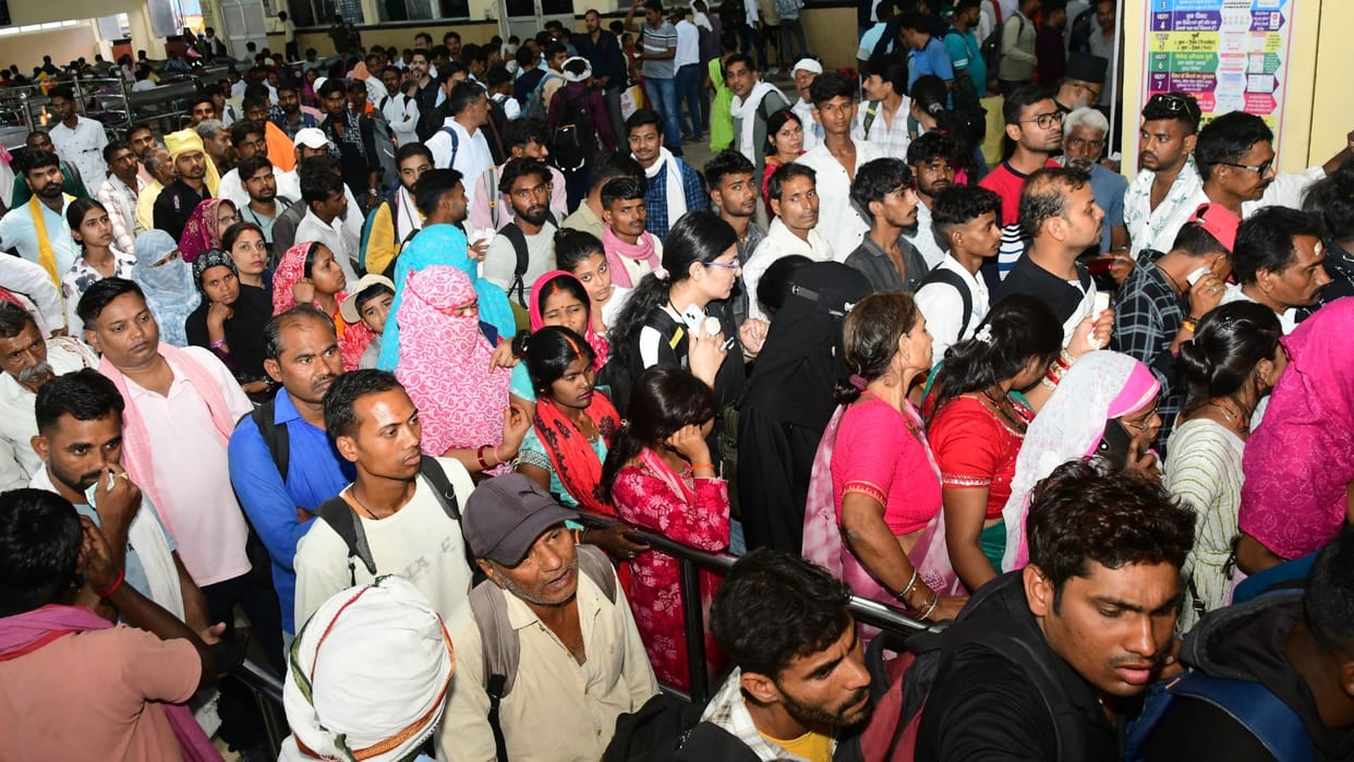 Two Counters Closed Cantt Railway Station Altercations Over Tickets Trains Missed Passengers Return Disappoint