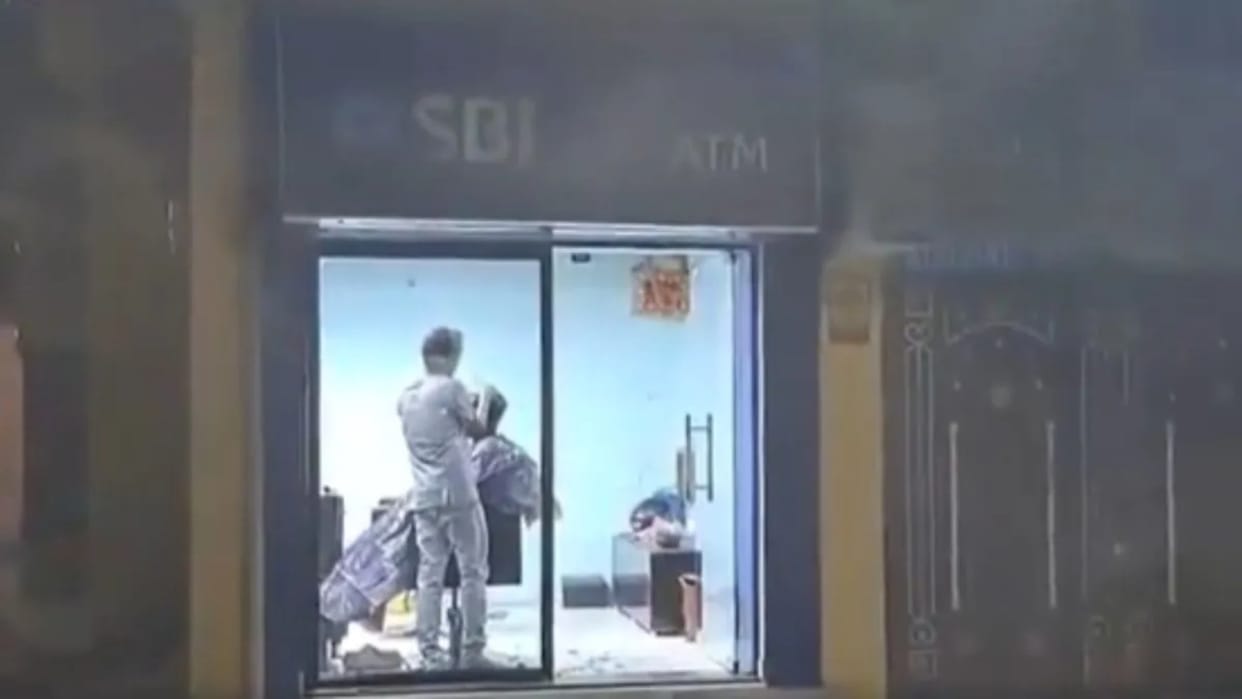 Vital Video of a closed sbi atm is going viral you will be shocked to see-it