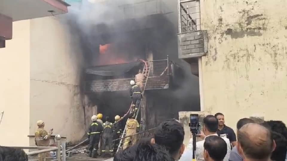 Bijnor: A massive fire broke out in the old Kathara clothing market in Najibabad, lakhs of clothes burnt