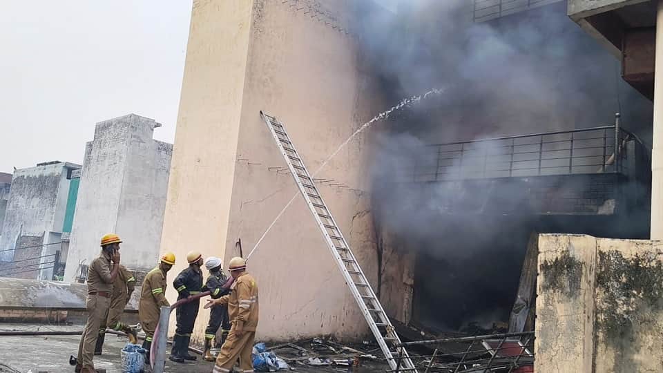 Bijnor: A massive fire broke out in the old Kathara clothing market in Najibabad, lakhs of clothes burnt