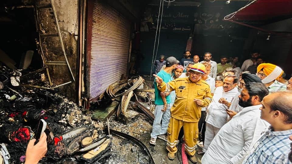 Bijnor: A massive fire broke out in the old Kathara clothing market in Najibabad, lakhs of clothes burnt