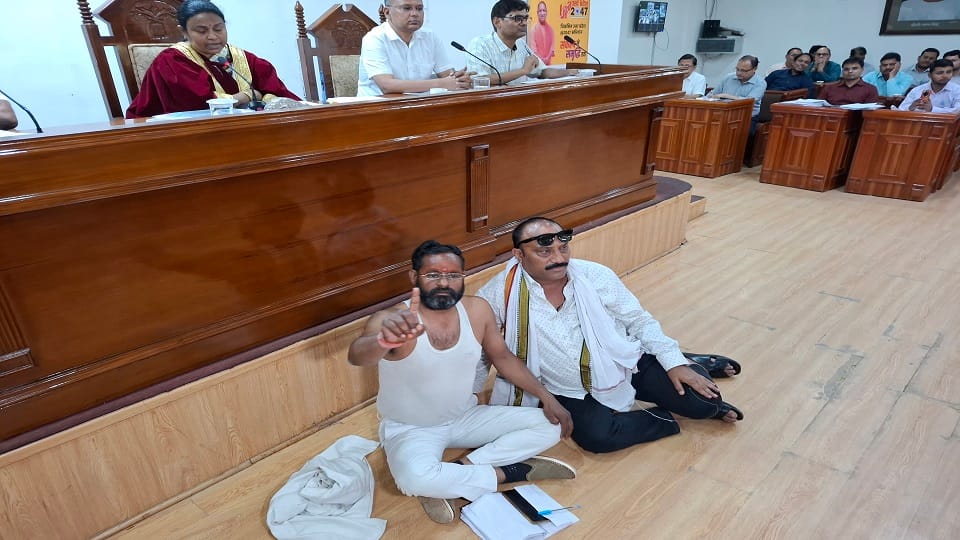 One Worker, Two Salaries: BJP Councillor Creates Uproar in Agra Nagar Nigam Meeting