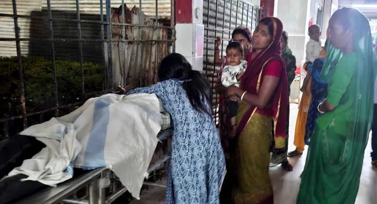 Bihar: हाईवोल्टेज तार की चपेट में आई जेसीबी, चालक की दर्दनाक मौत; आठ माह के बच्चे के सिर से उठा पिता का साया