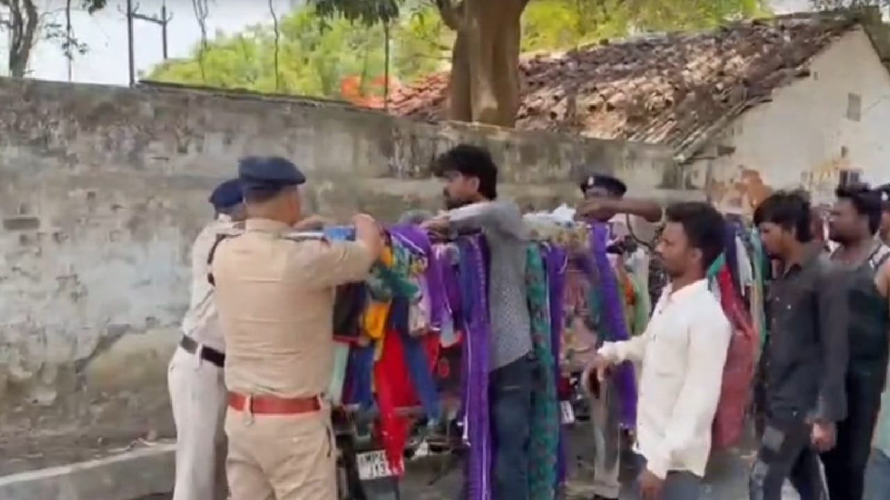 छानबीन करती पुलिस