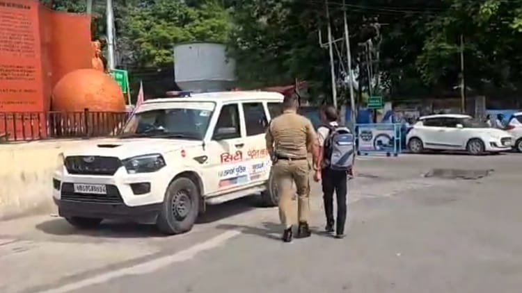 Dehradun: ढोल-नगाड़ों के साथ आदतन अपराधी को पुलिस ने किया जिला बदर; देहरादून में दिखा तो होगी सख्त कार्रवाई