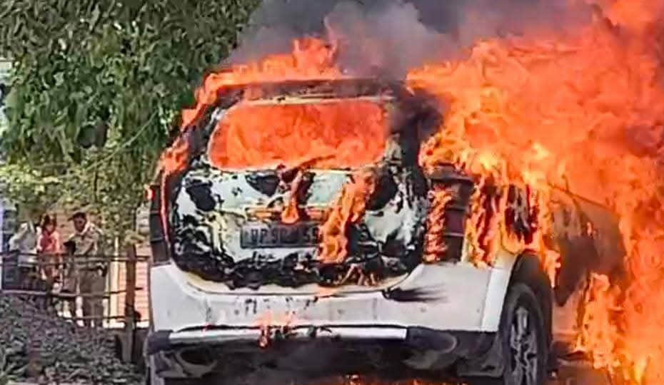 Banda: Car Catches Fire While in Motion; Driver Jumps Out to Save Life