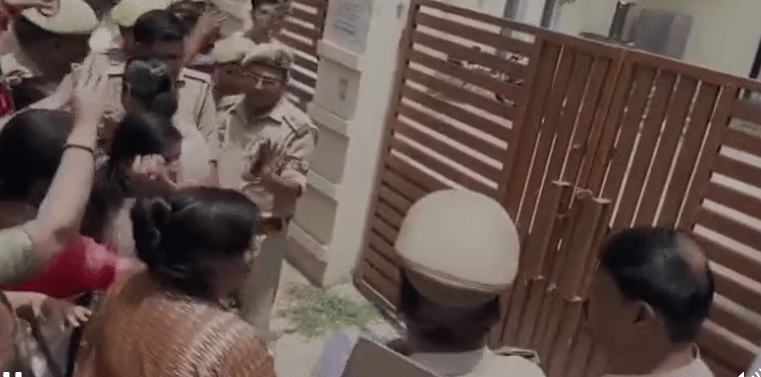 BJP Mahila Morcha Protests Outside SP MP Narayan Das Ahirwar Office in Orai