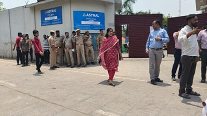 Kanpur Dehat: Workers take to streets demanding wage hike decision to be reached during meeting with the DM