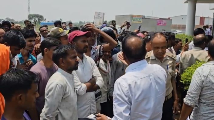 Kanpur Dehat: Workers take to streets demanding wage hike decision to be reached during meeting with the DM