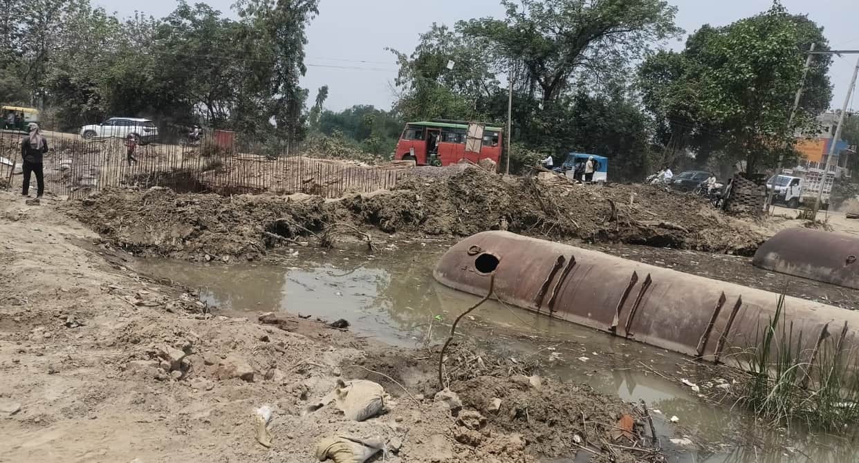 Unnao Alternate Route Severed Again as Canal Water Rises Traffic Halted on Unnao Hardoi Road