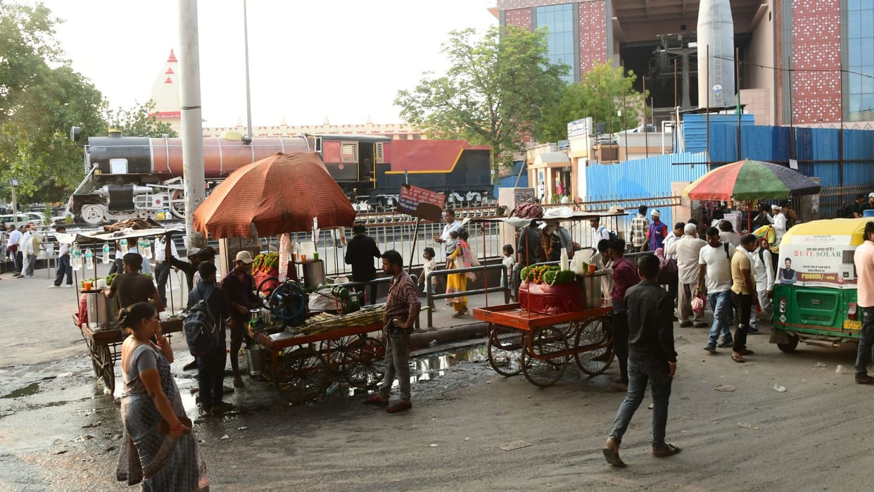 Encroachments beneath Cantt Flyover and auto stand on road not be removed in varanasi