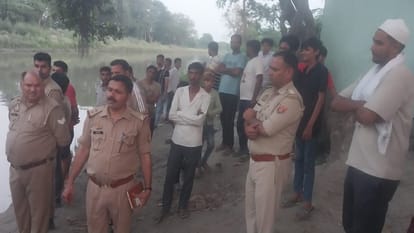 मौके पर मौजूद पुलिस और भीड़