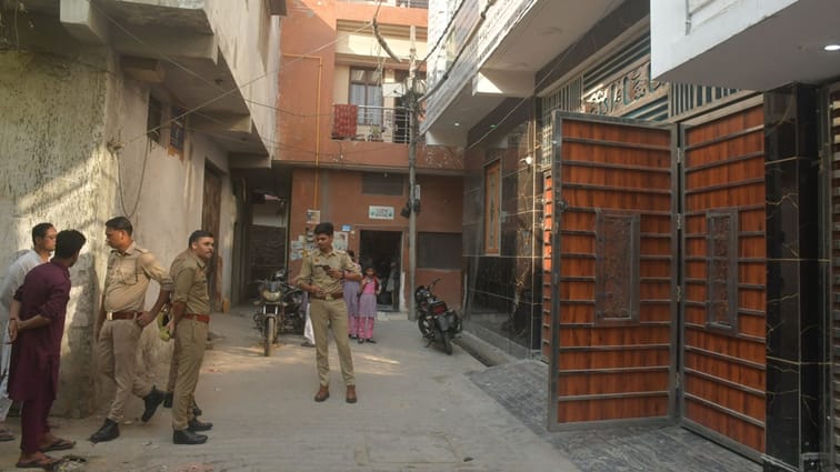 UP: डिजिटल लॉक खोल आसानी से घुसे, नहीं बजा अलार्म, चाबियां लाए थे साथ; घर में ही छिपा मुरादाबाद डकैती का राज Robbery at Businessman Home in Moradabad Secret Lies Hidden Within Vicinity of House Police Uncover Clues