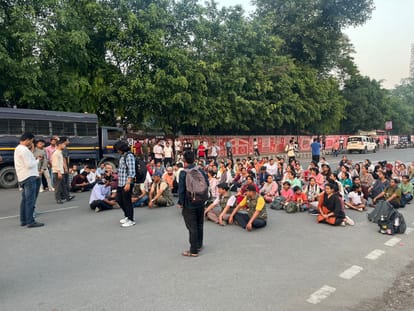Dehradun  Nursing Ekta Manch Protest Main Road Blocked Demanding Year-Wise Recruitment Several Taken ill
