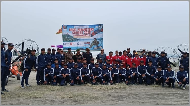 गुवाहाटी में पहली बार बेसिक पैरामोटर ट्रेनिंग शुरू, डीजी एनसीसी ने लिया ट्रेनिंग का जायजा
