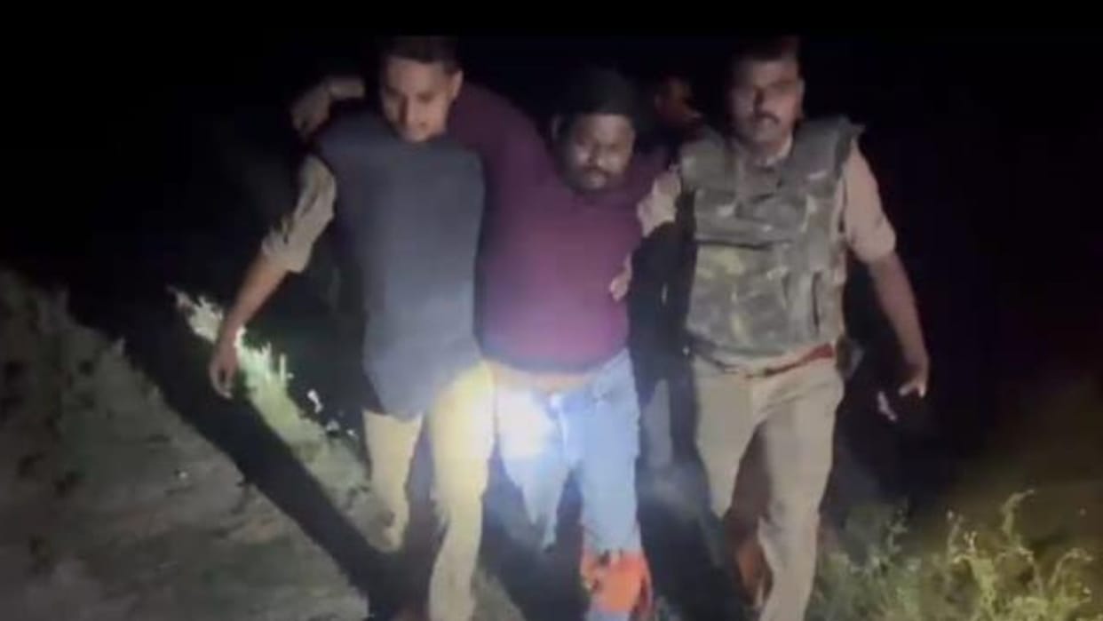 Police Encounter in Azamgarh Tractor-Pickup Theft Gang Busted Two Arrested