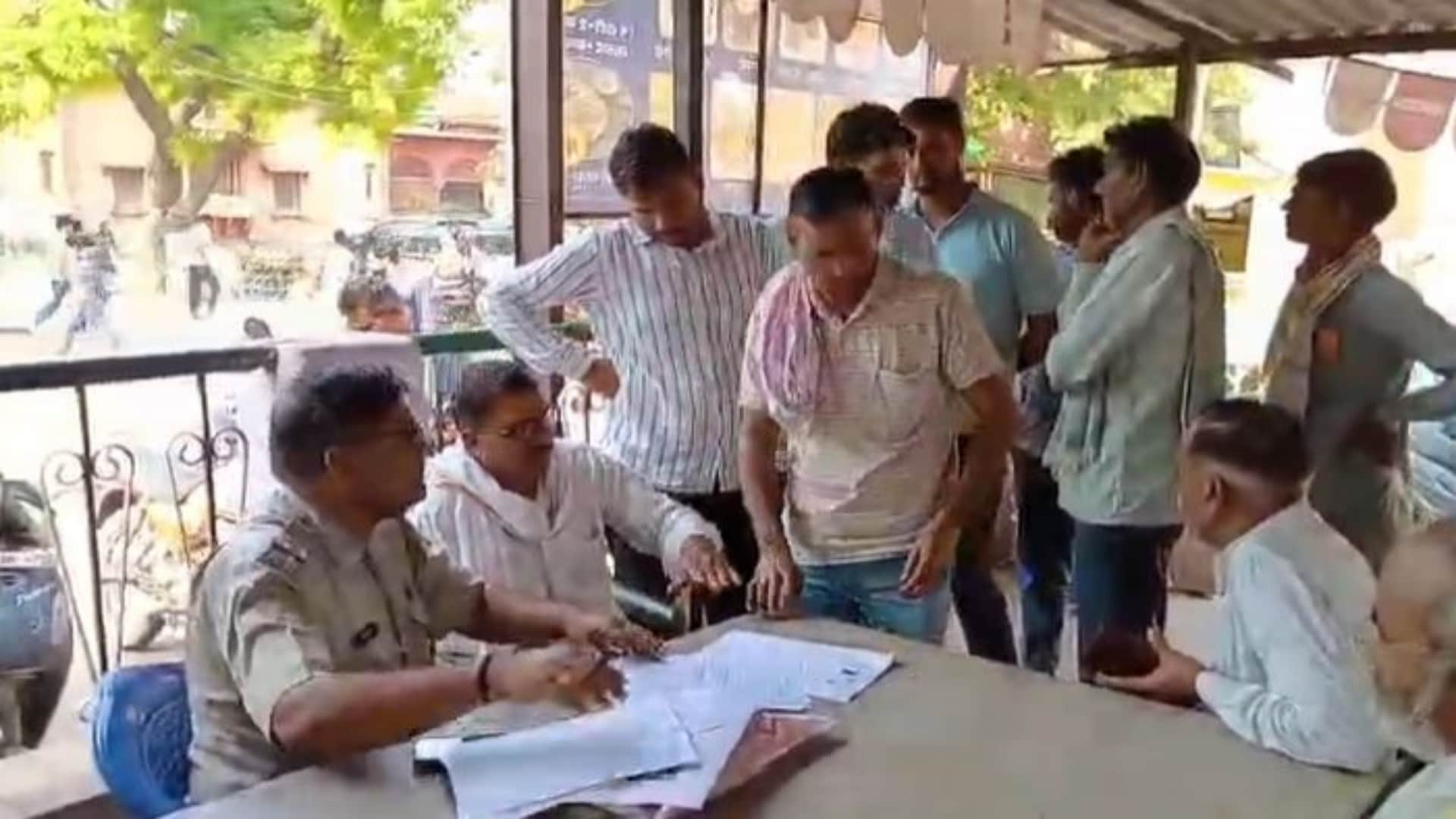 अस्पताल में कार्रवाई करते परिजन
