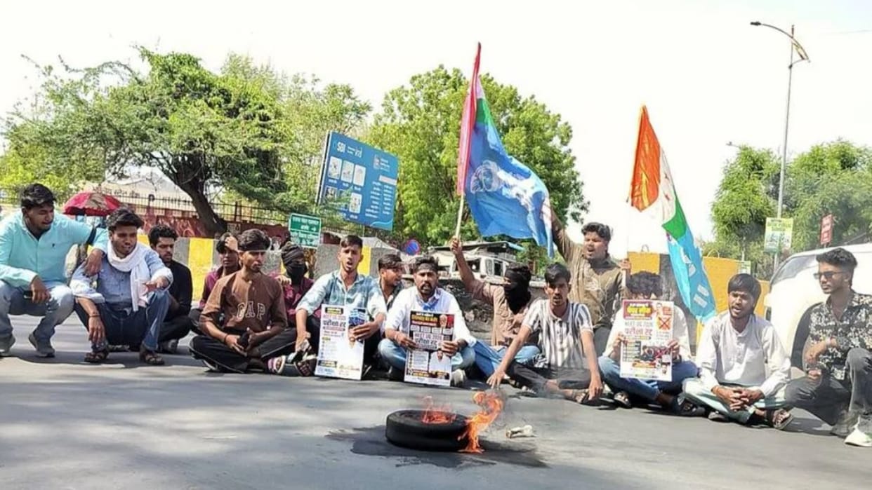 Ajmer News: NSUI Workers Protest Over NEET Exam Cancellation, Burn Tyres and Demand Strict Action