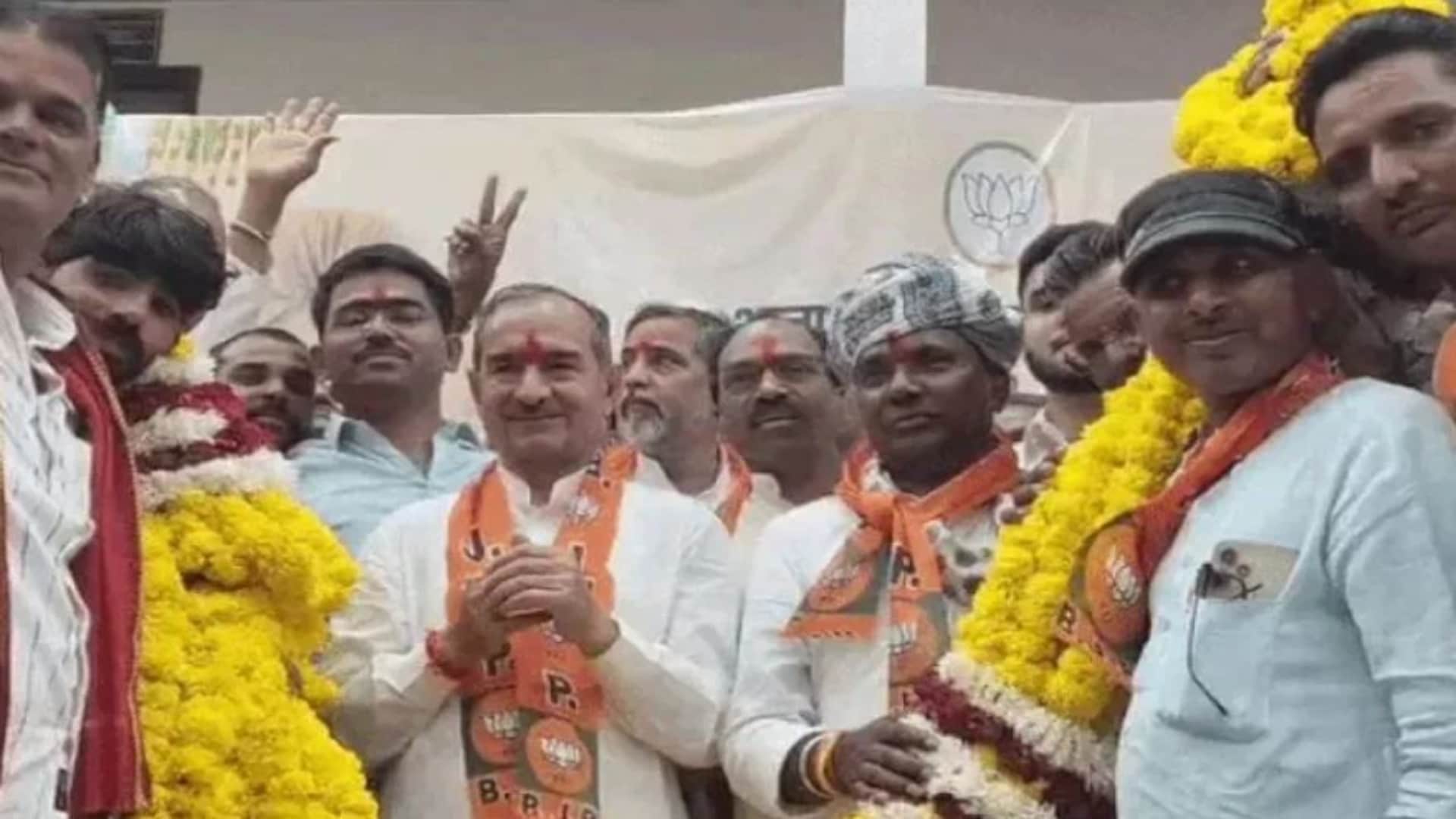 कांग्रेस छोड़ 51 लोगों ने थामा बीजेपी का दामन