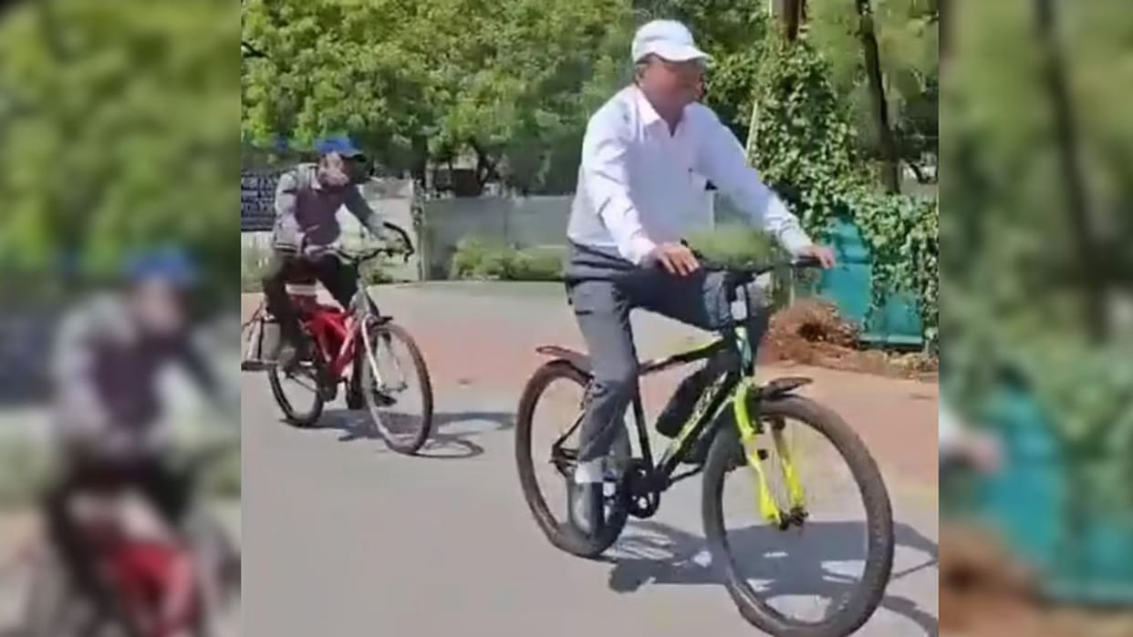 PM Modi Fuel Saving Appeal Echoes in MP Jabalpur High Court Judge Cycles 3 Km to Court News in Hindi