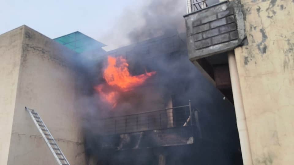 Bijnor: A massive fire broke out in the old Kathara clothing market in Najibabad, lakhs of clothes burnt