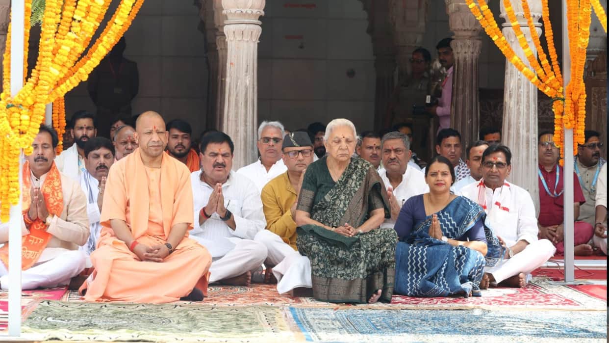 CM Yogi said Aurangzeb demolished temple of Baba Vishwanath but he not break soul of India in varanasi