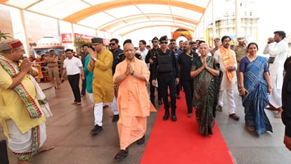 CM Yogi said Aurangzeb demolished temple of Baba Vishwanath but he not break soul of India in varanasi