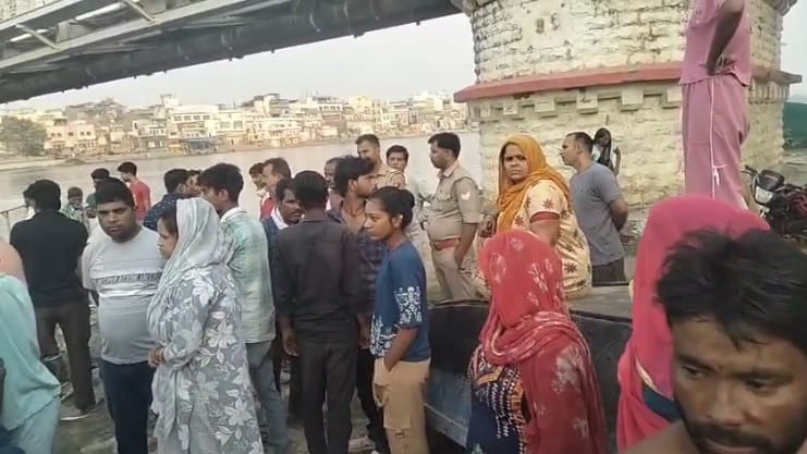 Boy and Girl Jump into Yamuna in mathura girl Dies